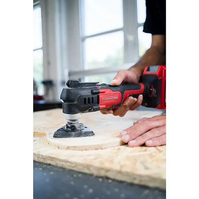 Powerworks Akku-Multifunktionswerkzeug P24MT - 24 V, Ohne Akku - Der POWERWORKS oszillierende Multitool wird zum Schleifen von Holz benutzt, ein unverzichtbares Werkzeug für jeden Heimwerker.
