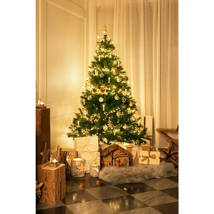Velas de Navidad LED - 110 mm, Marfil, Color de luz: Blanco cálido, Número de bombillas: 20 ud., IP20 - Árbol de Navidad festivo con luces, adornos dorados y regalos envueltos, ideal para decoración navideña.