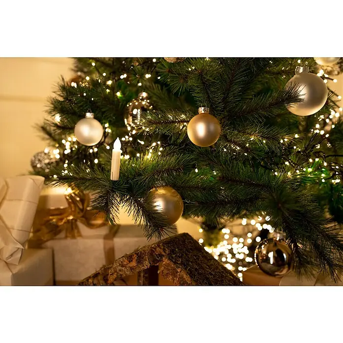 Velas de Navidad LED - 110 mm, Marfil, Color de luz: Blanco cálido, Número de bombillas: 20 ud., IP20 - Árbol de Navidad festivo adornado con adornos y luces doradas, creando un ambiente cálido y festivo.