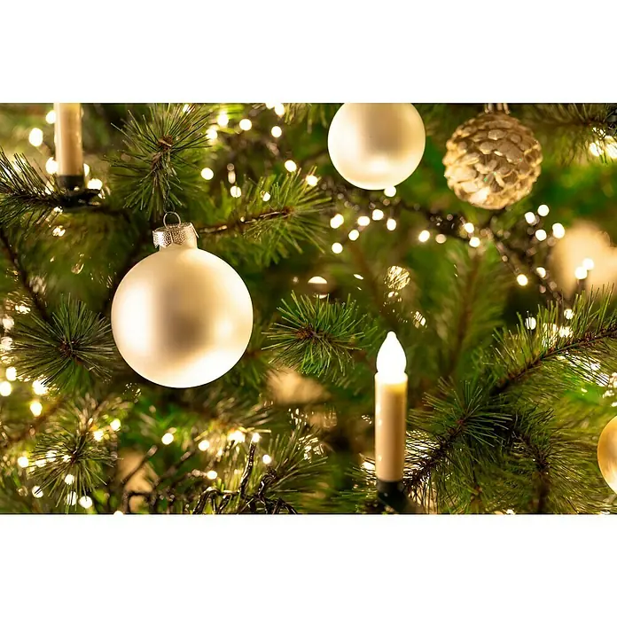 Velas de Navidad LED - 110 mm, Marfil, Color de luz: Blanco cálido, Número de bombillas: 20 ud., IP20 - Primer plano festivo de un árbol decorado, que muestra adornos blancos, velas y luces parpadeantes.
