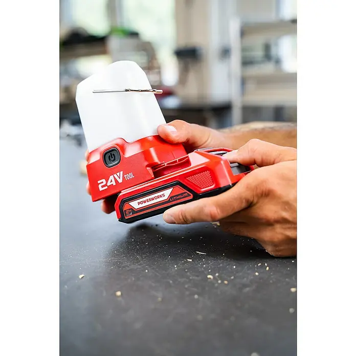 Powerworks LED-Arbeitsleuchte P24LA500 - 24 V, Ohne Akku, 500 lm - Nahaufnahme einer Powerworks 24V Lithium Arbeitsleuchte in den Händen. Perfekt für jeden Arbeitsplatz, bietet es zuverlässige Beleuchtung.