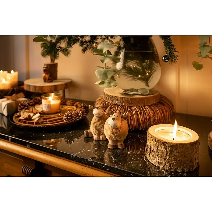 Dekofigur Elch mit Fell - L x B x H: 10 x 7,5 x 14 cm, Polyester - Festliche Dekoration mit Kerzen, Tannenzweigen und niedlichen Rentierfiguren auf einer Kommode, die eine warme, weihnachtliche Atmosphäre verbreitet.