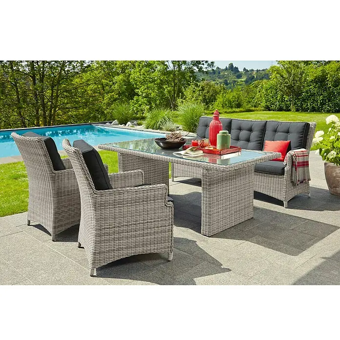 Sunfun Pauline Gartentisch - L x B x H: 200 x 100 x 75 cm, Aluminium, Glas, Rechteckig, Bambusgrau - Ein graues Rattan-Gartenmöbelset mit Tisch, Sesseln und Sofa neben einem Pool, das zum Entspannen im Freien einlädt.