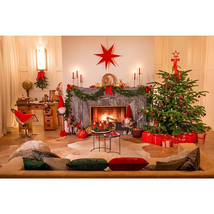 Kerzenhalter Fio - 1 Stk., Schwarz, 32 cm, Metall - Festliche Weihnachtsszene mit geschmücktem Baum, Kamin und Dekorationen, die eine warme, einladende Atmosphäre schaffen.