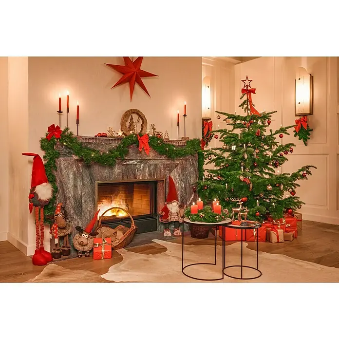 Weihnachtsgirlande Norton - Ø x L: 9 cm x 2,7 m, Kunststoff - Weihnachtliche Dekoration mit Kamin, Baum, Geschenken und festlichen Elementen für eine warme, gemütliche Atmosphäre im Raum.