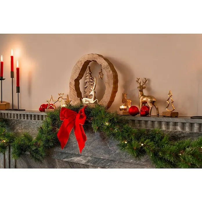 Weihnachtsgirlande Norton - Ø x L: 9 cm x 2,7 m, Kunststoff - Festliche Kamindekoration mit roten Kerzen, Tannengirlande, roter Schleife, goldenen Hirschen und Baumornamenten für eine stimmungsvolle Atmosphäre.