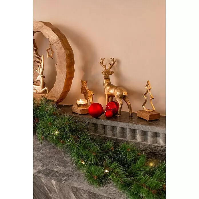 Dekofigur Stern, Tanne und Elch auf Holzsockel - L x B x H: 3,5 x 10 x 13 cm, Holz, Hirsch - Weihnachtskamin mit goldenen Rehen, roten Kugeln, brennender Kerze und grüner Tannengirlande dekoriert.