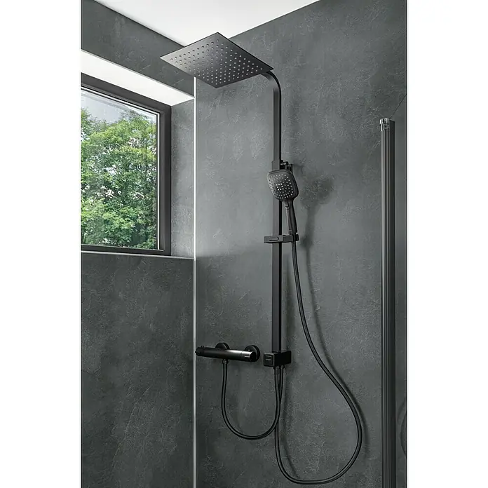 Camargue Zapo Brausethermostat - Schwarz, Matt - Schwarze Duscharmatur mit quadratischem Duschkopf und Handbrause an einer grauen Wand.