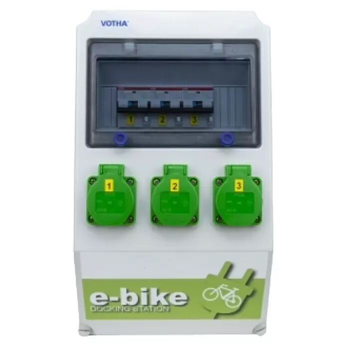 E-Bike Ladestation - Geeignet für: E-Bikes - Weiße Votha E-Bike-Ladestation mit drei grünen Steckdosen und sichtbaren Sicherungen.