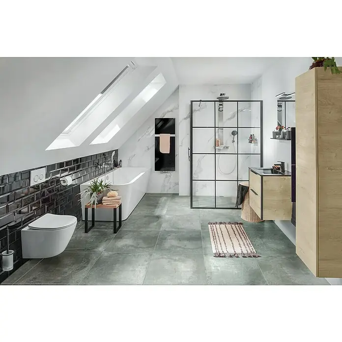 swingcolor Bad- & Küchenfarbe - Weiß, 10 l, Matt - Modernes Badezimmer mit ebenerdiger Dusche, freistehender Badewanne, stilvollen Möbeln und Dachfenstern, die für viel Tageslicht sorgen.