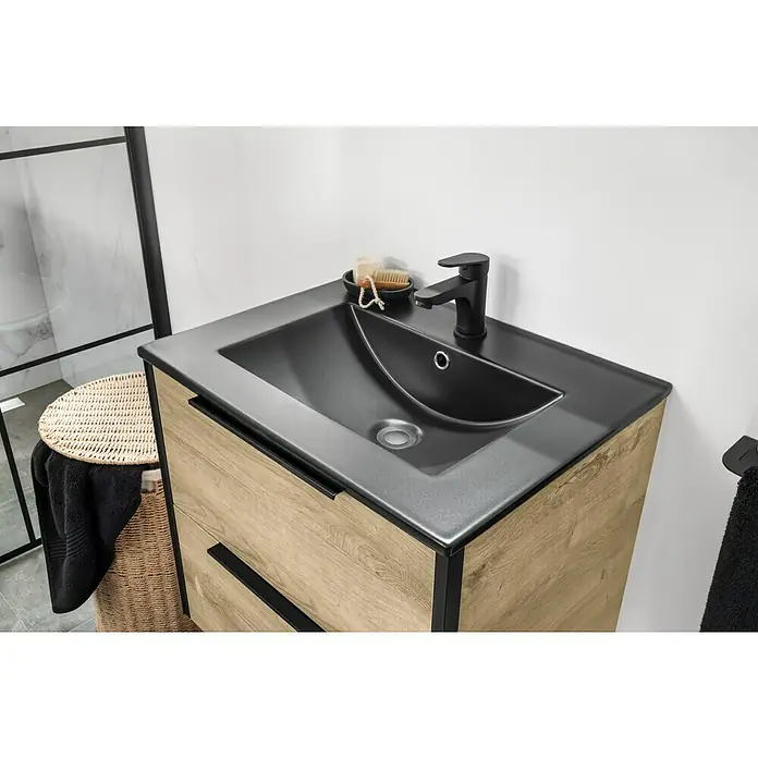 Camargue Elba WaschtischarmaturSchwarz, Matt - Ein moderner Waschtisch mit schwarzem Waschbecken und Armatur, kombiniert mit einem Unterschrank in Holzoptik, bietet stilvolle Funktionalität.