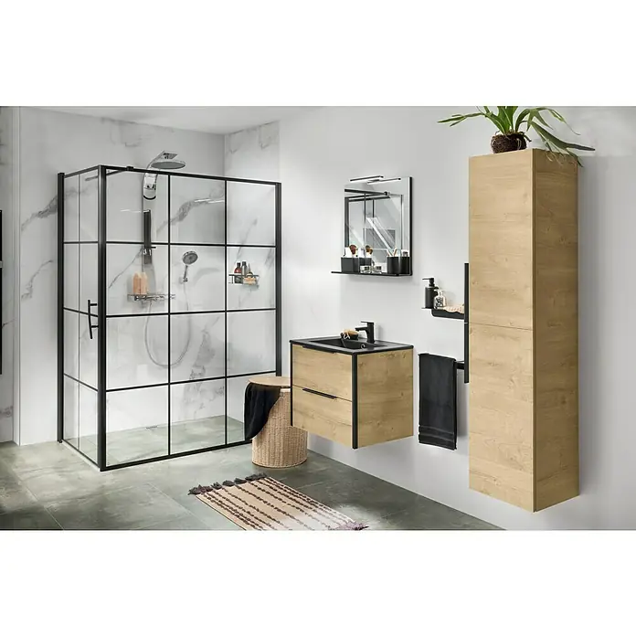 Camargue Elba WaschtischarmaturSchwarz, Matt - Badezimmer-Interieur mit einer modernen Duschkabine, einem Waschtisch mit Spiegel und einem hohen Holzschrank, der Stauraum bietet.