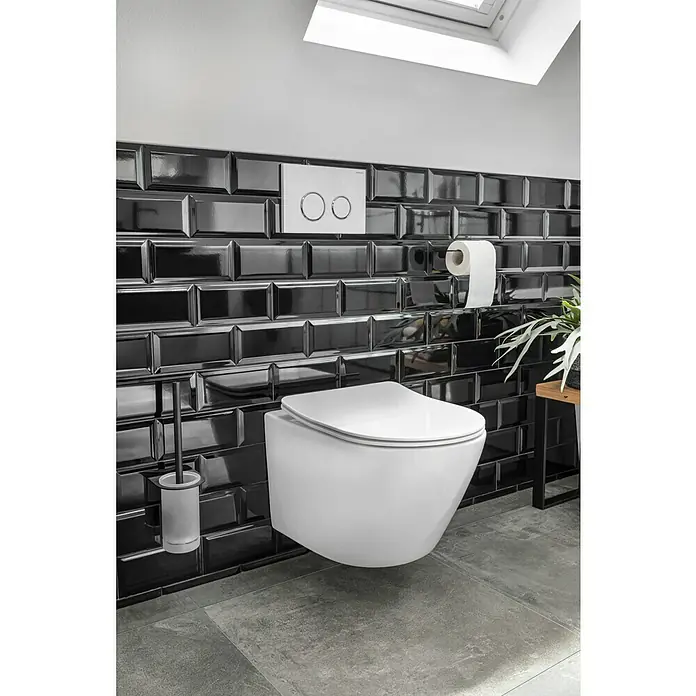Camargue Antwerpen WC-Bürstengarnitur - Schwarz, Matt - Modernes Badezimmerdesign mit einer wandhängenden Toilette, schwarzen Fliesen und einem hellen Oberlicht für eine stilvolle Atmosphäre.