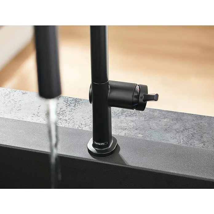 Hansgrohe Spültischarmatur Talis M54 210 - Anzahl Strahlarten: 2 Stk., Schwarz, Matt - Nahaufnahme einer mattschwarzen Küchenarmatur von Hansgrohe mit fließendem Wasser. Elegantes Design für moderne Küchen.