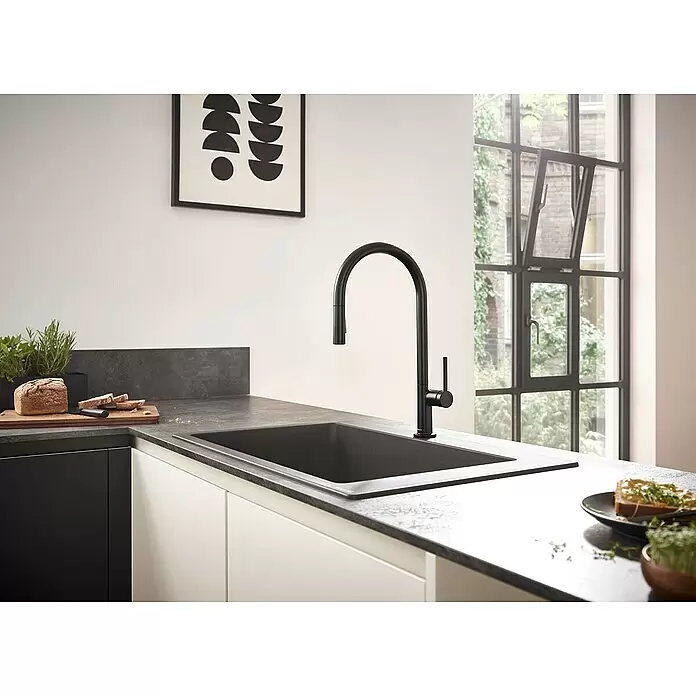 Hansgrohe Spültischarmatur Talis M54 210 - Anzahl Strahlarten: 2 Stk., Schwarz, Matt - Mattschwarze Küchenarmatur und dunkles Spülbecken in einer modernen Küche.