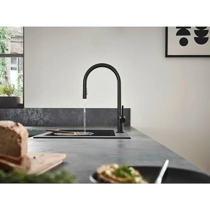 Hansgrohe Spültischarmatur Talis M54 210 - Anzahl Strahlarten: 2 Stk., Schwarz, Matt - Elegante schwarze Küchenarmatur mit fließendem Wasser, eingebaut in eine moderne Küchenzeile mit dunkler Arbeitsplatte und minimalistischem Design.