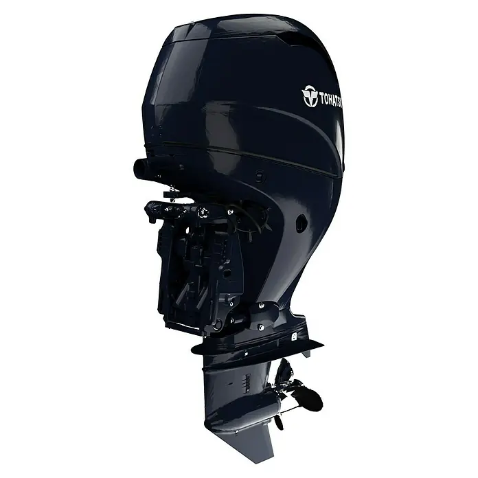 Tohatsu Außenbordmotor MFS 115 AETUL - 84,6 kW, Fernsteuerung, Superlangschaft, Elektrostart - Detailaufnahme eines Tohatsu Außenbordmotors. Das dunkelblaue Design und das Tohatsu-Logo sind gut sichtbar.