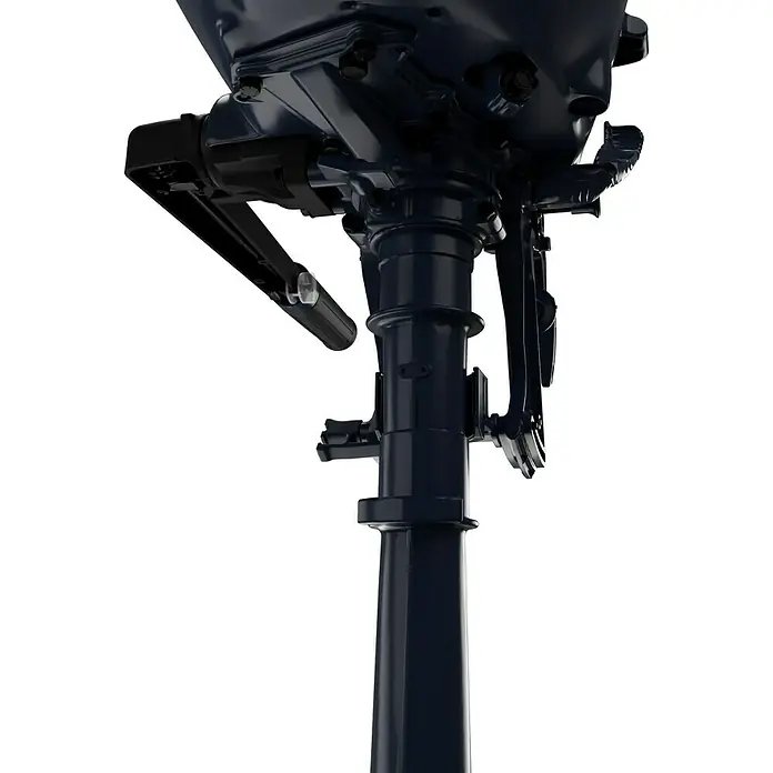 Tohatsu Außenbordmotor MFS 3,5 CS - 2,6 kW, Pinnensteuerung, Kurzschaft, Seilzug - Nahaufnahme eines blauen Außenbordmotors mit Details an Griffen, Schaft und Mechanik, vor einem schwarzen Hintergrund.