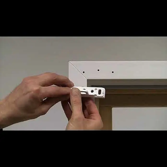 Abus Fenster-Stangenschloss FOS 550 - DIN Anschlag: Universell einsetzbar, Weiß - Montage ABUS FOS550 Fenster-Stangenschloss