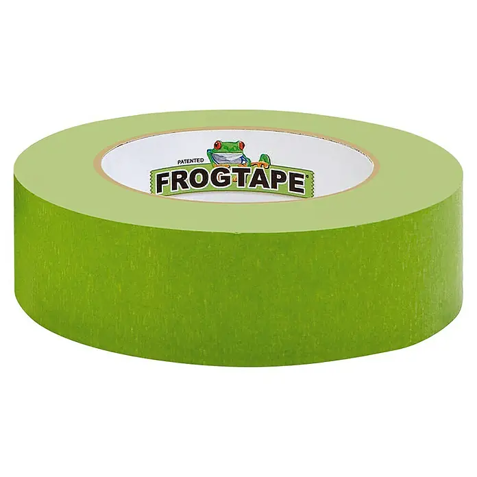 Frogtape Cinta de pintor - 41 m x 3,6 cm - Primer plano de un rollo de cinta de pintor FrogTape, ideal para crear bordes de pintura precisos y una pintura limpia.