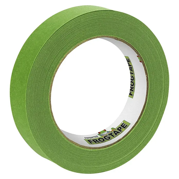 Frogtape Cinta de pintor - 41 m x 2,4 cm - Imagen de un rollo de cinta de pintor FrogTape, ideal para líneas de pintura nítidas y resultados limpios en proyectos.