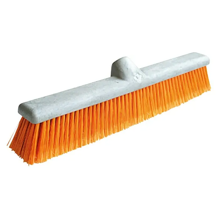 Cepillo escoba Barrendero - Ancho: 50 cm - Primer plano de un cepillo de calle naranja con cabezal de plástico gris, que muestra una herramienta profesional para limpiar espacios exteriores.