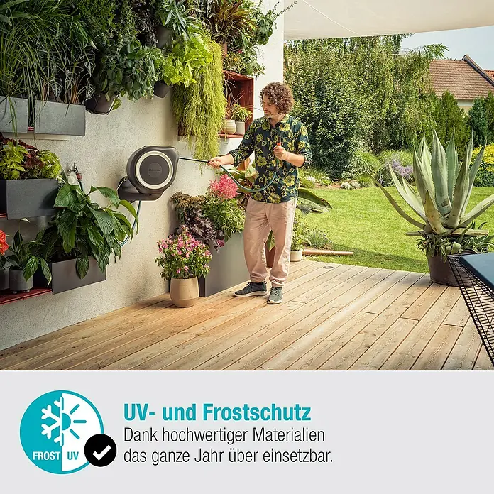 Gardena Wand-Schlauchbox RollUp S - Schlauchlänge: 15 m - Der Gardena Wandschlauchbox 35 roll-up automatic Comfort zur Bewässerung von Pflanzen auf einer Terrasse.