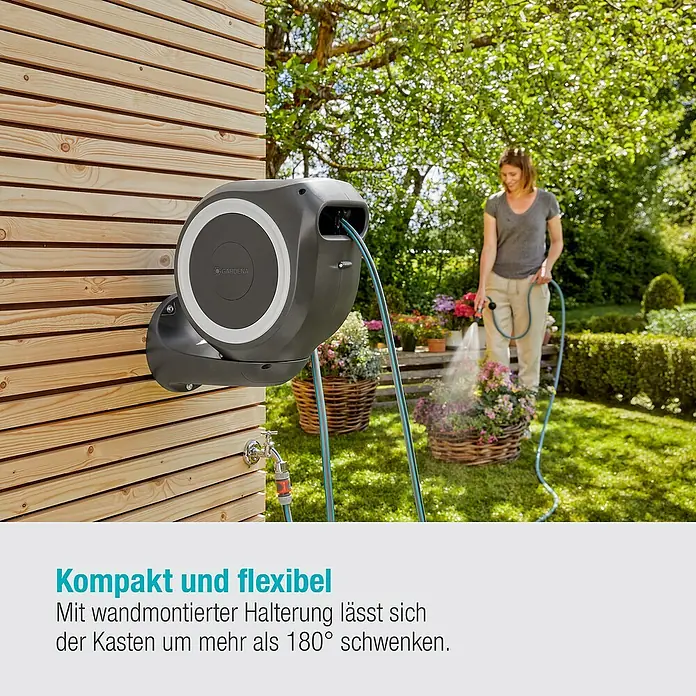 Gardena Wand-Schlauchbox RollUp S - Schlauchlänge: 15 m - Eine Frau benutzt eine Gardena Schlauchbox zur Gartenbewässerung. Die Schlauchbox ist kompakt, flexibel und schwenkbar.