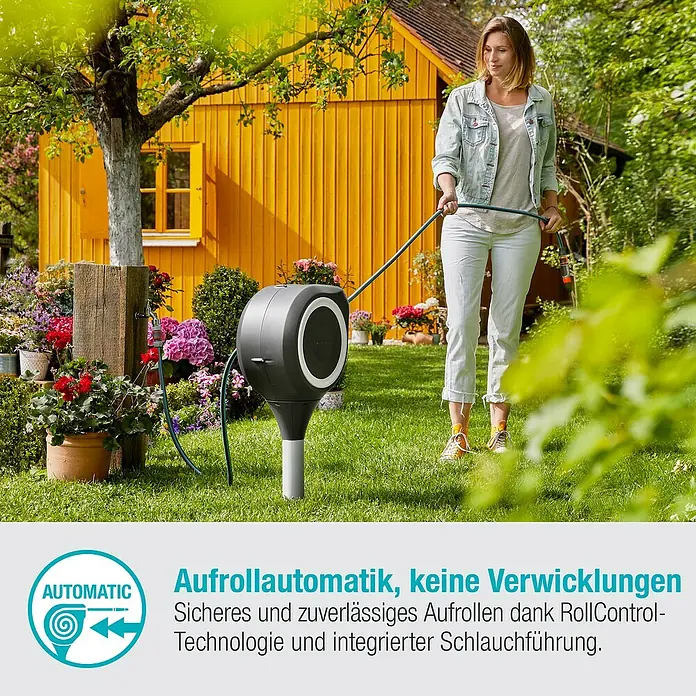 Gardena Schlauchbox RollUp S - Schlauchlänge: 15 m - Frau benutzt eine Gardena Schlauchbox zur Gartenbewässerung.