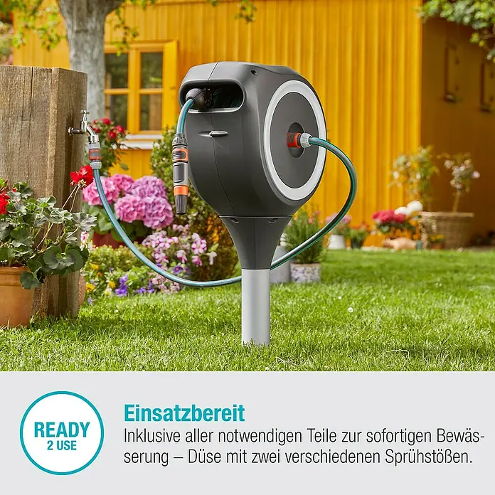 Gardena Schlauchbox RollUp S - Schlauchlänge: 15 m - Das Bild zeigt eine Gardena Wand-Schlauchbox mit automatischer Aufrollfunktion, bereit für den sofortigen Einsatz im Garten.