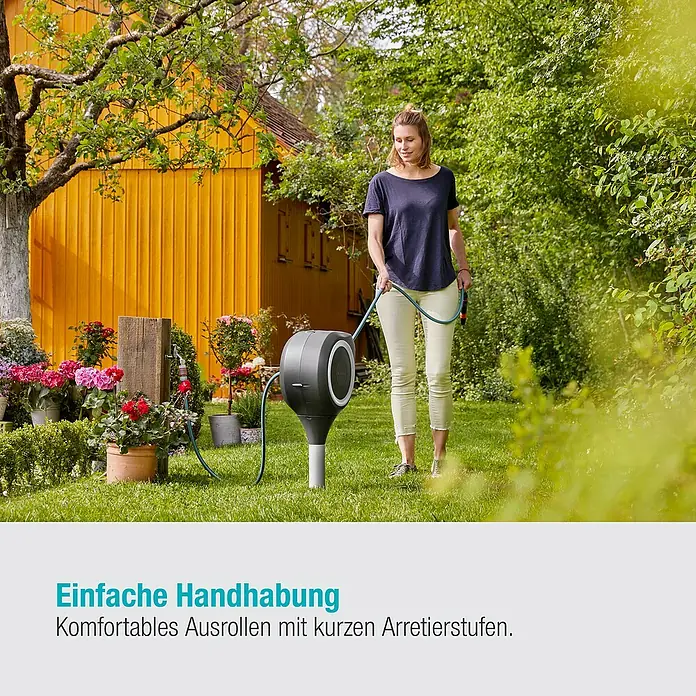 Gardena Schlauchbox RollUp S - Schlauchlänge: 15 m - Eine Frau benutzt eine Gardena Schlauchbox, um ihren Garten zu bewässern. Komfortable Nutzung und einfache Handhabung.