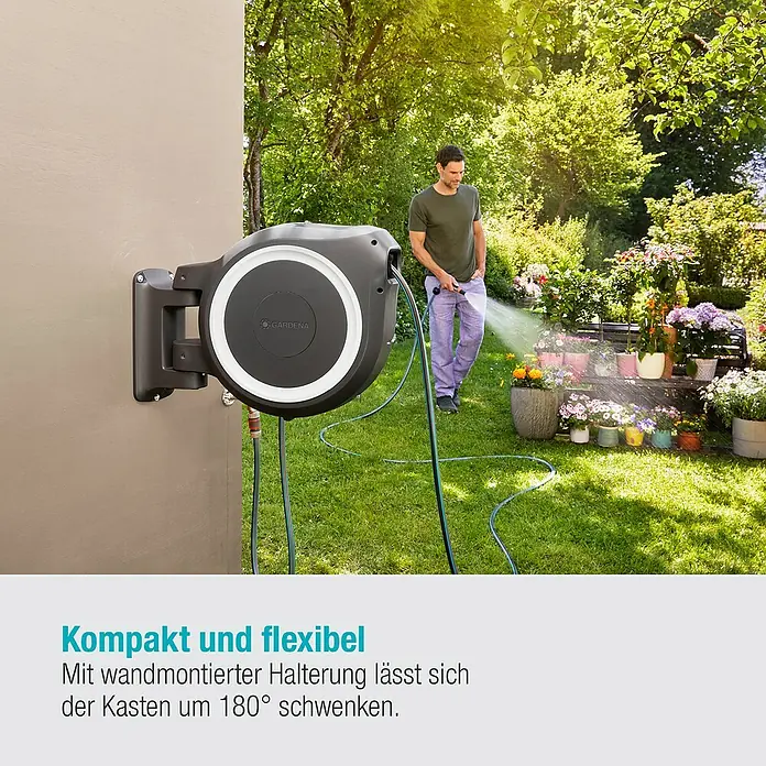 Gardena Wand-Schlauchbox RollUp M/L - Schlauchlänge: 25 m - Ein Mann bewässert Blumen mit einer GARDENA Wand-Schlauchbox mit automatischer Aufrollfunktion, die an einer Wand montiert ist.