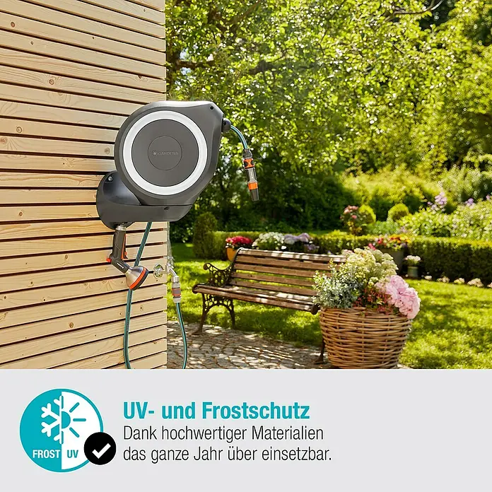 Gardena Wand-Schlauchbox RollUp M - Schlauchlänge: 20 m - Gardena Roll-up Schlauchbox an einer Holzwand mit UV- und Frostschutz. Ideal für den ganzjährigen Einsatz im Garten.
