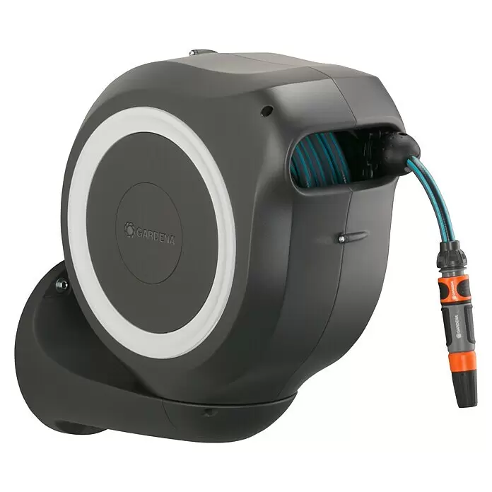 Gardena Portamangueras de pared RollUp - Longitud del tubo: 20 m - Enrollador de manguera Gardena gris oscuro montado en la pared con manguera azul-gris y conector naranja. Tiene un acento circular blanco.