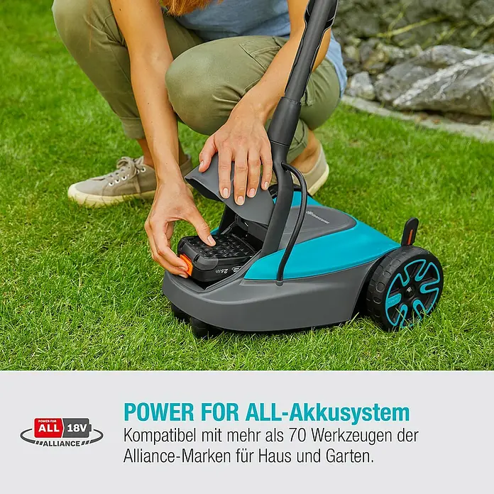Gardena Power for All 18V Akku-Rasenmäher - 18 V, Ohne Akku, 2,5 Ah, Schnittbreite: 22 cm - Akkubetriebener Rasentrimmer der Marke Gardena mit Frau beim Einsetzen des Akkus.