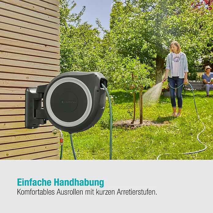 Gardena Wand-Schlauchbox RollUp L - Schlauchlänge: 30 m - GARDENA Wand-Schlauchbox mit automatischer Aufrollfunktion im Einsatz. Bequeme Gartenarbeit mit müheloser Schlauchaufbewahrung.