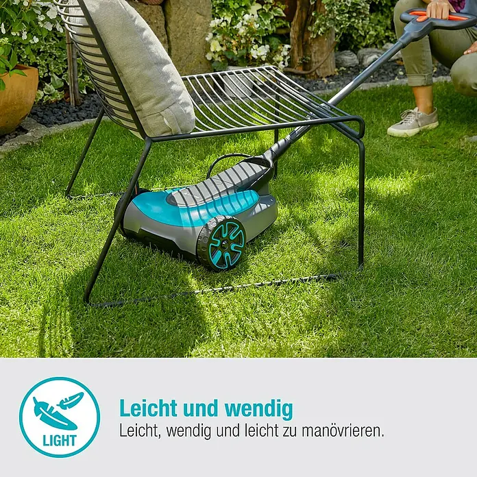 Gardena Power for All 18V Akku-Rasenmäher - 18 V, Ohne Akku, 2,5 Ah, Schnittbreite: 22 cm - Bild eines GARDENA Mähroboters unter einem Stuhl, hervorgehoben wird seine Leichtigkeit und Wendigkeit für einfaches Manövrieren.