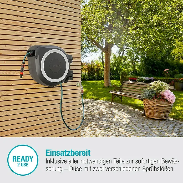 Gardena Wand-Schlauchbox RollUp L - Schlauchlänge: 30 m - Das Bild zeigt eine Gardena Schlauchbox an einer Holzwand, bereit für den Einsatz im Garten.