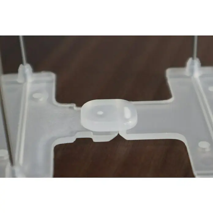 Altadex Sistema antipalomas - Largo: 200 cm, Acero - Primer plano de una pieza de plástico transparente con una protuberancia redondeada, probablemente un elemento de un producto.