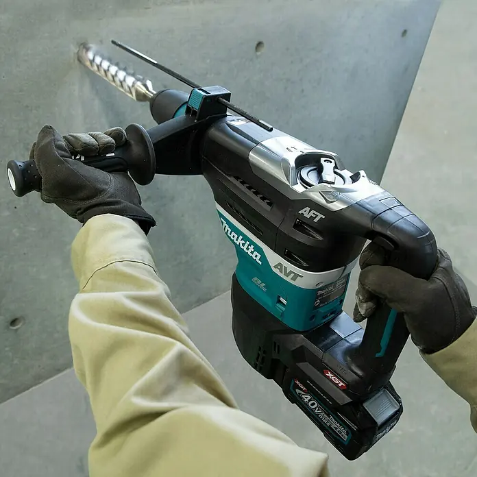 Makita XGT 40V max. Akku-Kombihammer HR005GZ01 - 8 J, 40 V, Ohne Akku - Nahaufnahme eines Makita Akku-Bohrhammers beim Bohren in Beton.