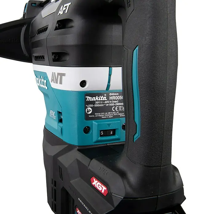 Makita XGT 40V max. Akku-Kombihammer HR005GZ01 - 8 J, 40 V, Ohne Akku - Nahaufnahme des Makita HR0050 Akku-Bohrhammers, der sich durch seine AFT- und AVT-Technologien auszeichnet, mit XGT-Akku für hohe Leistung.