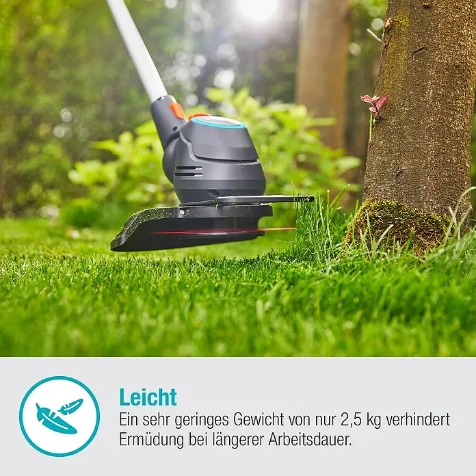 Gardena Power for All 18V Akku-Rasentrimmer ComfortCut - 18 V, Li-Ionen, Ohne Akku, Schnittbreite Messer: 23 cm - Nahaufnahme eines Gardena Akku-Rasentrimmers im Einsatz, der Rasen trimmt. Er zeichnet sich durch sein geringes Gewicht für komfortable Nutzung aus.