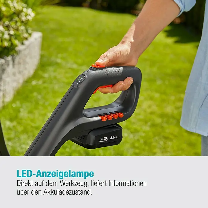 Gardena Power for All 18V Akku-Rasentrimmer ComfortCut - 18 V, Li-Ionen, Ohne Akku, Schnittbreite Messer: 23 cm - Nahaufnahme des Griffs eines Gartengeräts mit LED-Anzeige und einem Akku, der Informationen zum Ladezustand liefert.