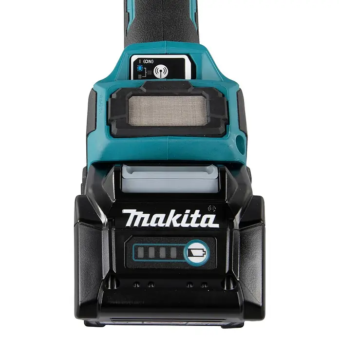 Makita XGT 40V max. Akku-Winkelschleifer GA038GT201 - 2 Akkus, 5 Ah - Nahaufnahme eines Makita-Akkus, der einen Ladezustand von drei von fünf Balken anzeigt, wobei das Makita-Logo gut sichtbar ist.