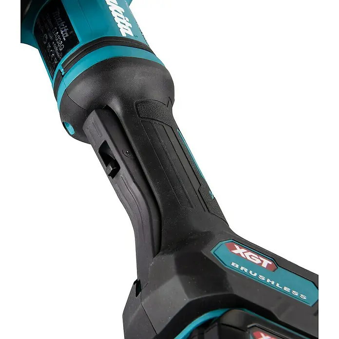 Makita XGT 40V max. Akku-Winkelschleifer GA038GT201 - 2 Akkus, 5 Ah - Nahaufnahme eines Makita XGT Akku-Winkelschleifers, der die ergonomische Griffgestaltung und die bürstenlose Technologie hervorhebt.