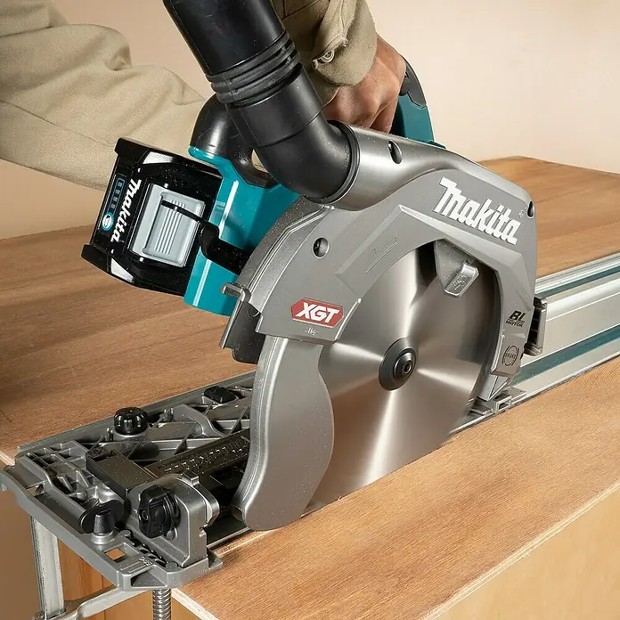 Makita XGT 40V max. Akku-Handkreissäge HS009GZ - 40 V, Ohne Akku - Makita Tauchsäge mit Akku und Führungsschiene im Einsatz, ideal für präzise Holzzuschnitte.