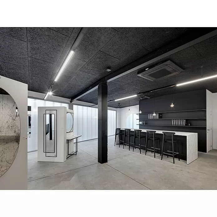 FibroTech Akustikplatte Multi Fein - Fein Schwarz, 1.200 x 600 x 25 mm, 0,72 m² - Dunkelgraue, faserige Akustikplatten an der Decke sorgen für Schalldämmung in einem modernen Innenraum.