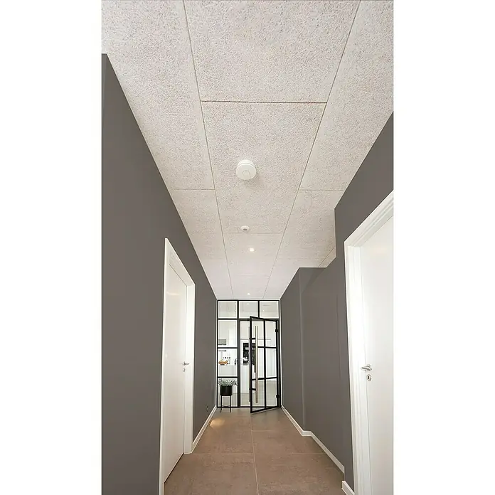 FibroTech Akustikplatte Xtra Fein - Fein Weiß, 1.200 x 600 x 25 mm, 0,72 m² - Ein Flur mit einer Decke aus Akustikplatten und weißen Türen, der einen modernen und minimalistischen Eindruck vermittelt.