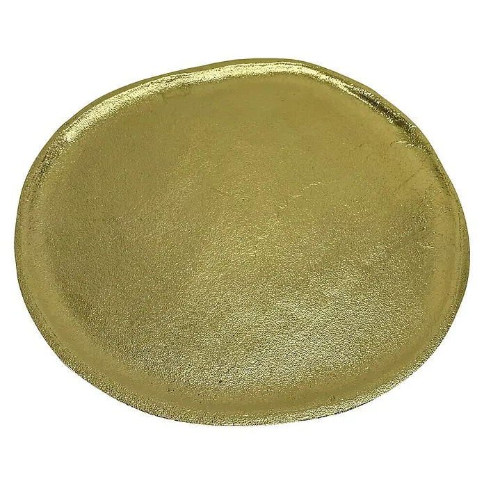 Deko-Teller Mila - Gold, Rund, Durchmesser: 21 cm - Nahaufnahme eines goldenen Tellers mit unregelmäßiger Form und glänzender Oberfläche vor schwarzem Hintergrund.