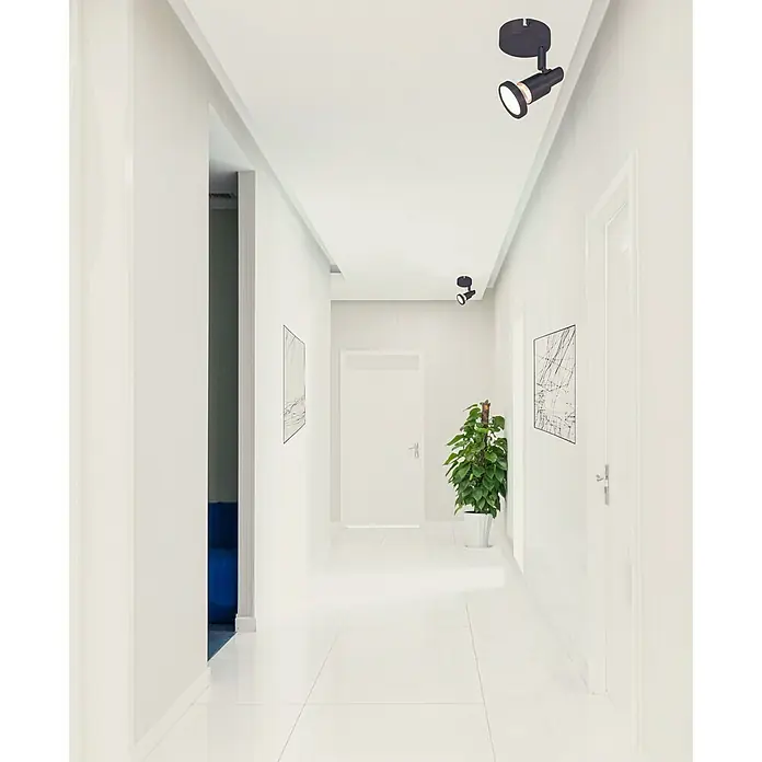 Tween Light LED-Deckenstrahler - 4 W, L x B x H: 13 x 8 x 8 cm, Schwarz-matt, Warmweiß, 1 Stk. - Blick in einen Flur mit modernen Deckenstrahlern in Schwarz, die das minimalistische Design des Raumes betonen.